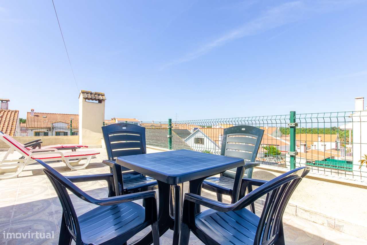 Moradia Bifamiliar com 2 Apartamentos T1 para Habitação e Rendimento-47