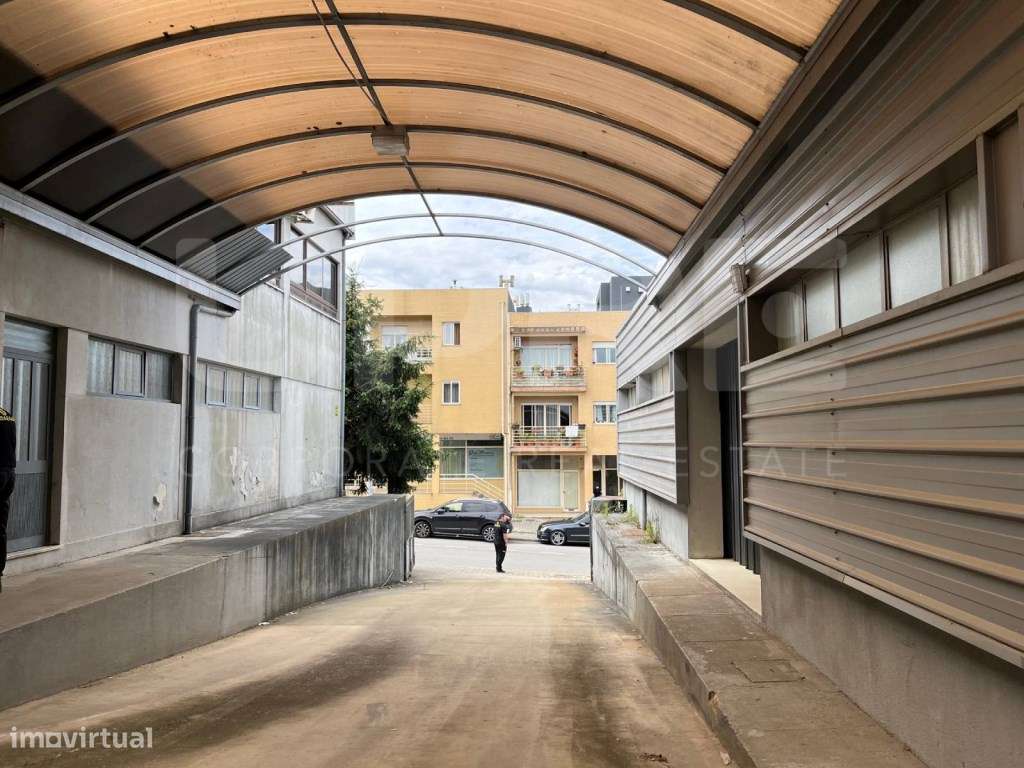 Armazém para oficina automóvel/Serviços | VENDE/ARRENDA | Arrifana ... - Grande imagem: 2/17