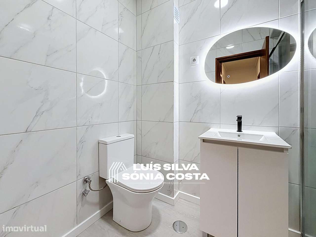Apartamento T2 Semi-Remodelado c/ Garagem, Marquise & no Centro de...-21