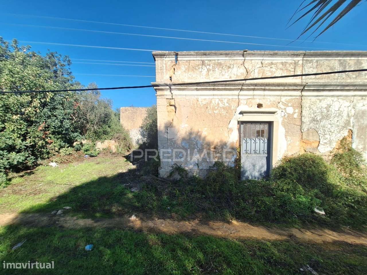 Terreno com ruína