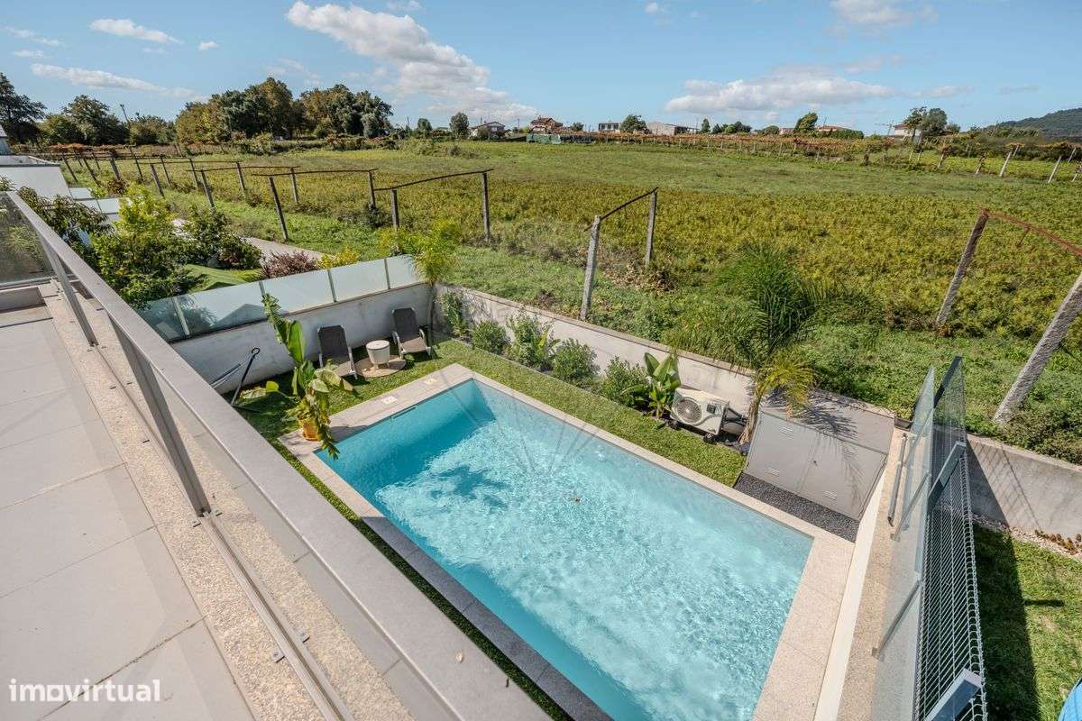 Moradia T3 de Sonho com Piscina Aquecida – Vila Verde-12
