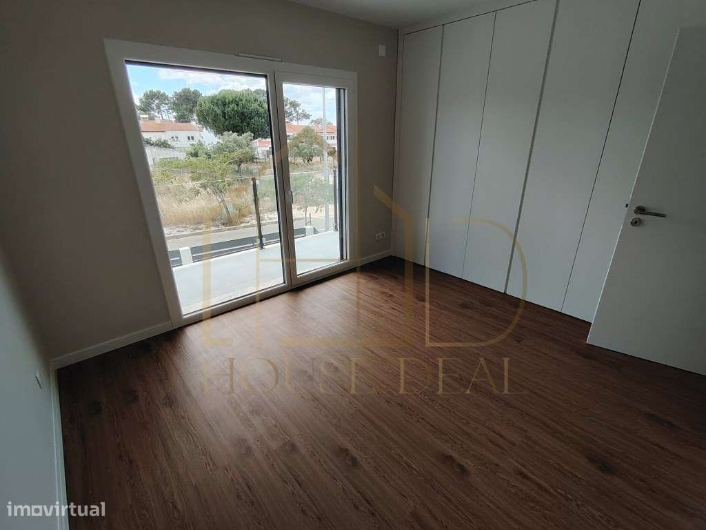 Magnífica Moradia T4 com Garagem e Piscina. Vendas de Azeitão-38