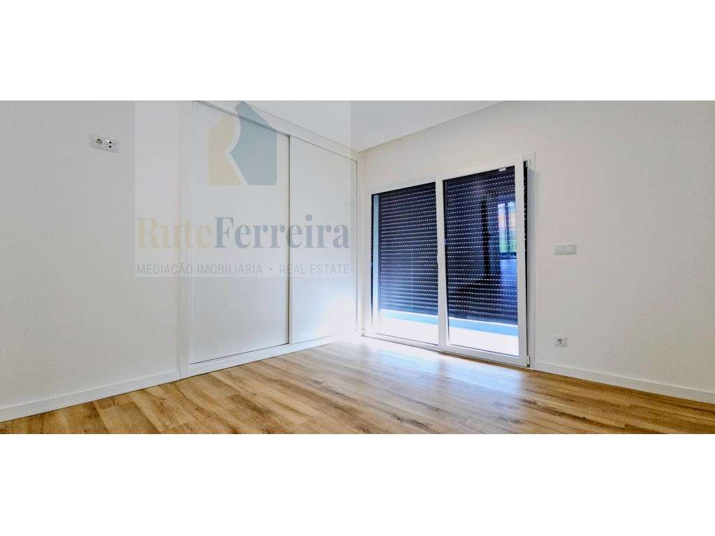 Espetacular Moradia T4 Nova, com Garagem e Logradouro!-24