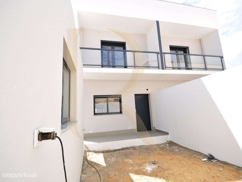 Moradia geminada nova T3 com garagem e terraço na Quinta do Conde-5