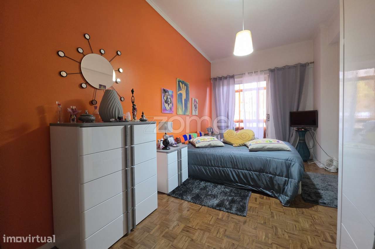 Excelente apartamento T2, situado num 1.º andar, na Buraca-13