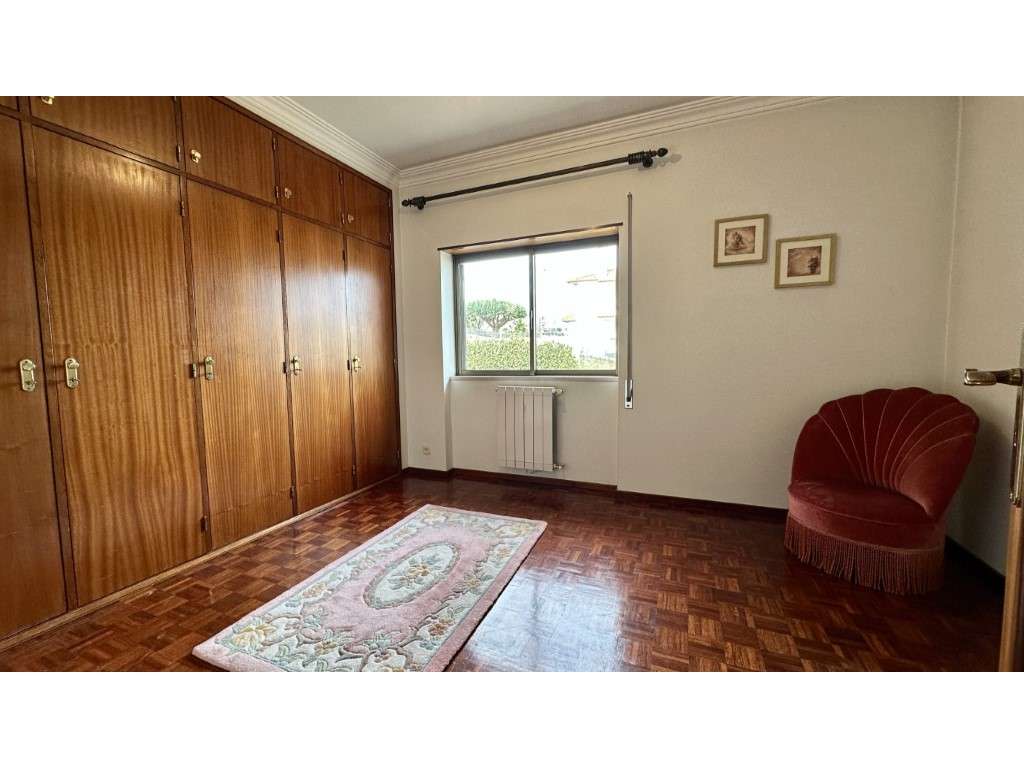Moradia T5 com Sótão, Jardim Privado e Churrasqueira - Carnaxide-12