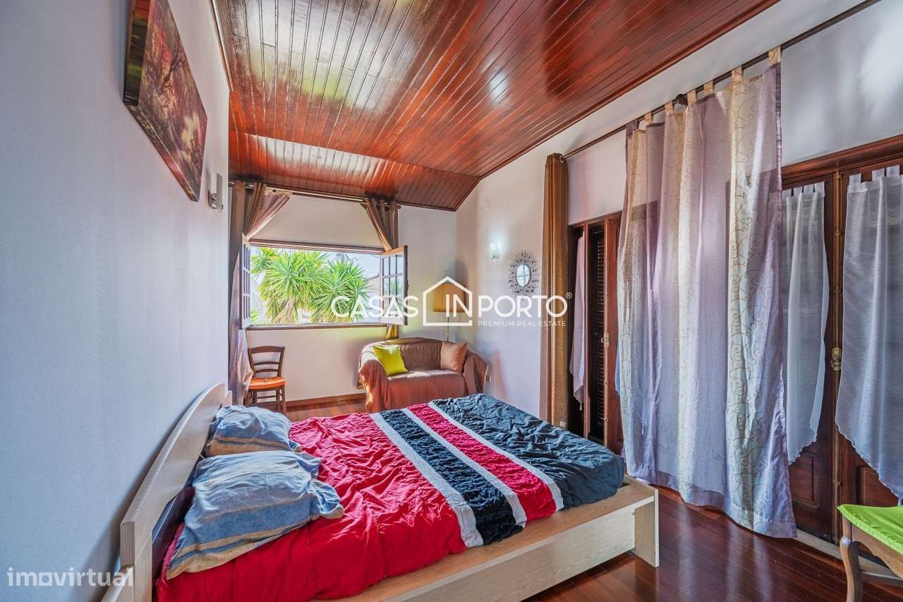 Moradia V5 - Estilo Americano com Piscina e Campo de Ténis – Entre-54