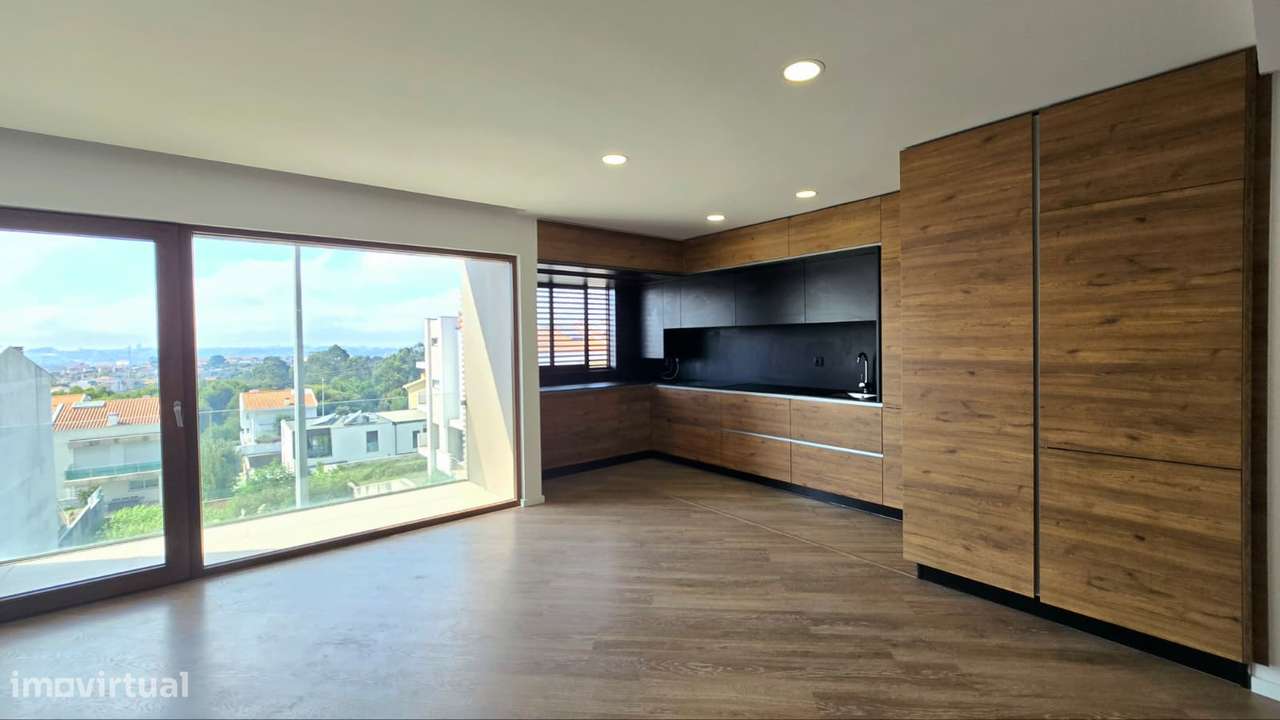 T2 semi-novo c/ varanda e box fechada - Baguim do Monte-4