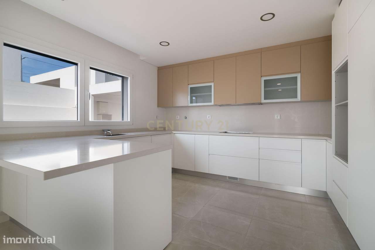 Moradia T5 de Luxo em Santo António dos Cavaleiros com Piscina e Garag - Grande imagem: 5/13