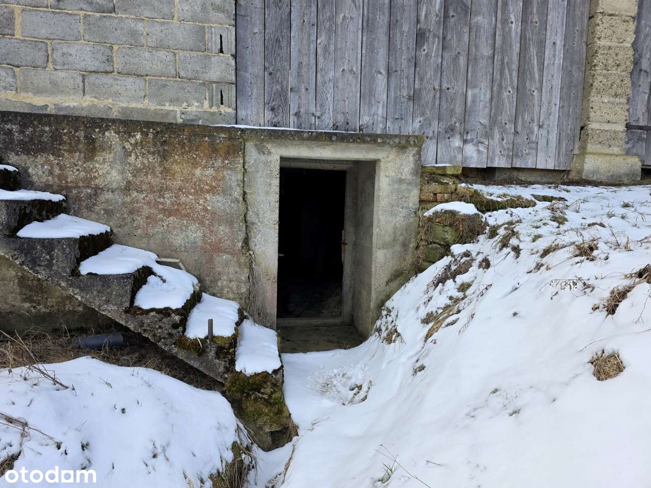 Siedlisko z potencjałem - 2,55 ha z domem, zabudowaniami i potokiem-11