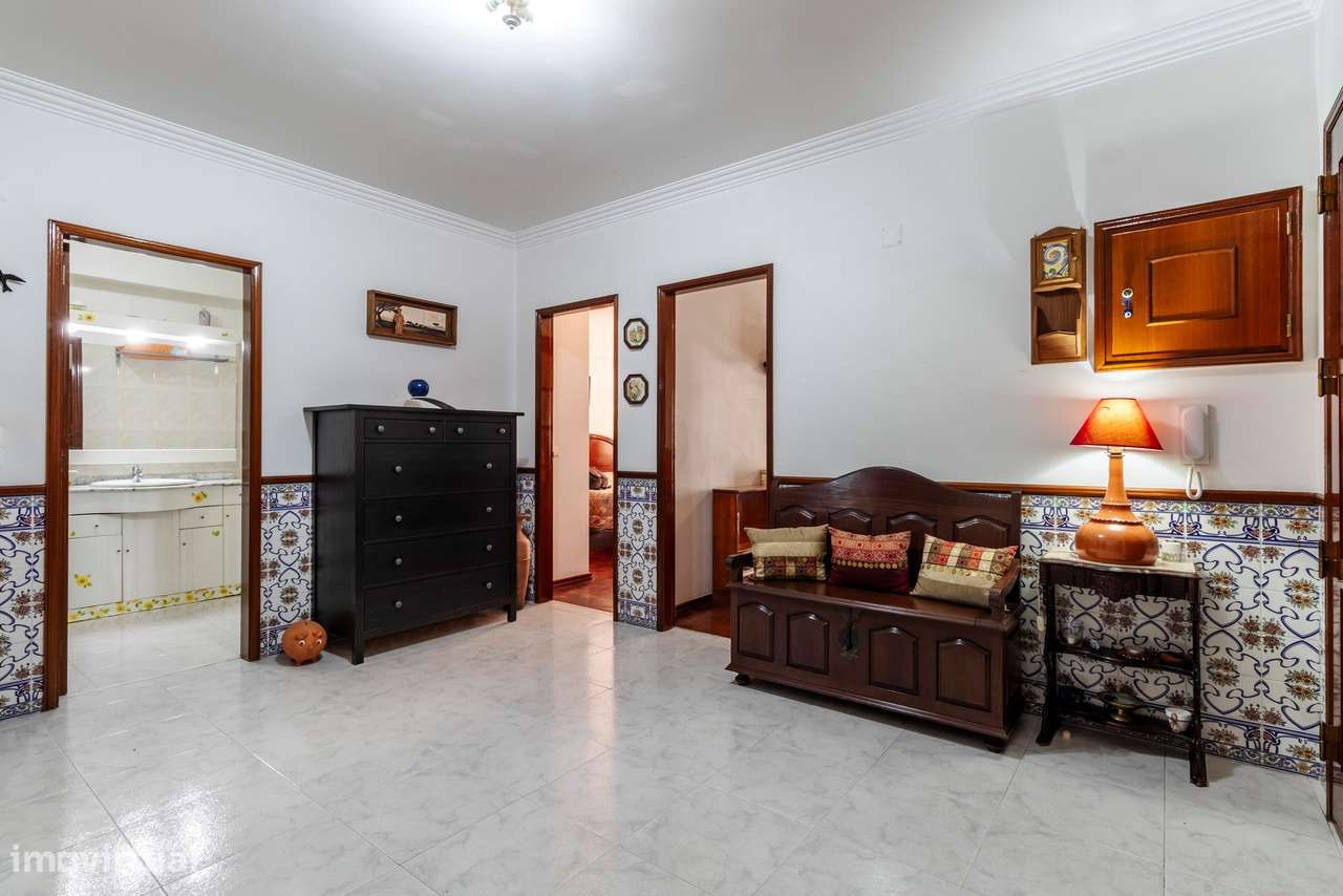 Apartamento T2 c/ 2 Lugares de Estacionamento e Terraço c/ 30m2 em Mem-27