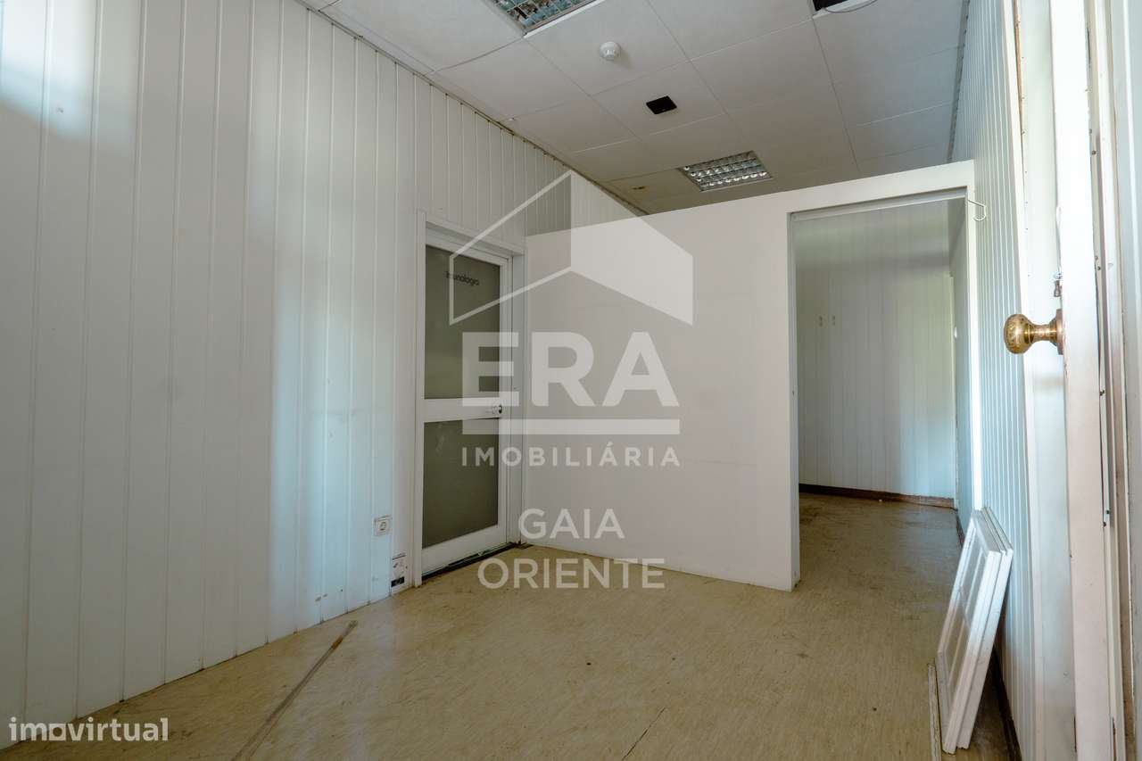 Moradia T5 com comércio no centro dos Carvalhos-13