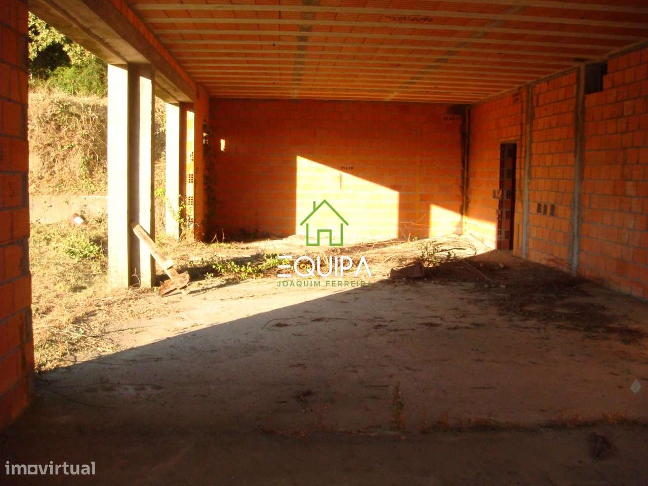 Terreno para construção (com moradia  T-5, construída em grosso), e-31