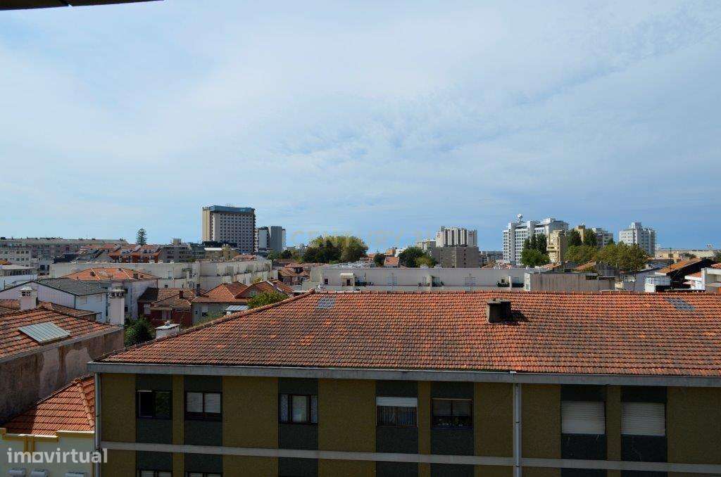 T1 com varanda em Condomínio Fechado à Casa da Musica - Grande imagem: 5/28