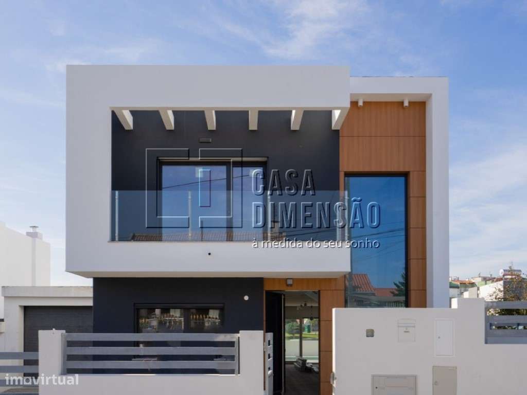 Moradia isolada de tipologia T4 localizada na zona da Charneca da C...-52