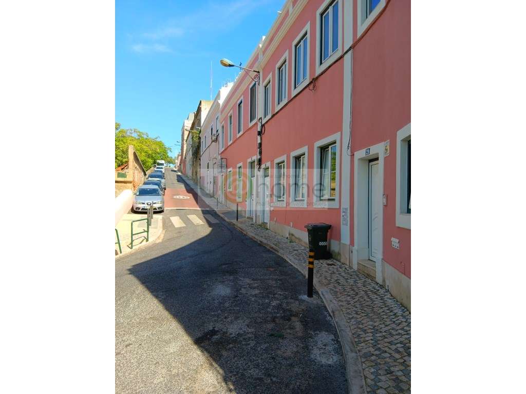 Prédio para reabilitar na Penha de França - Grande imagem: 2/15