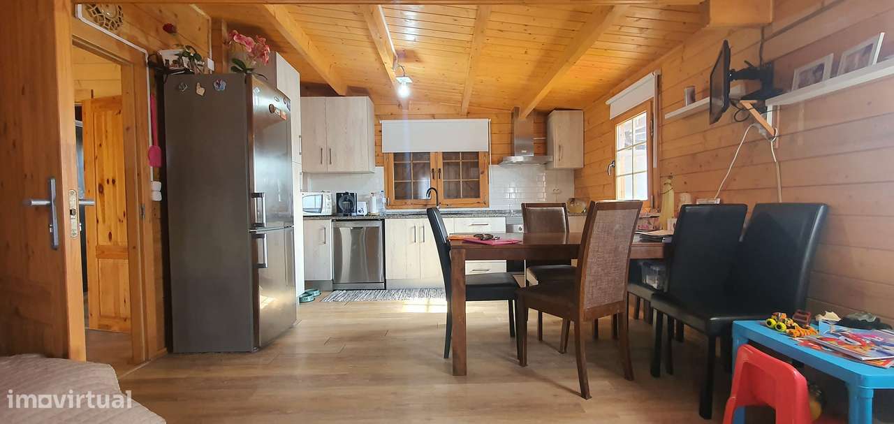 Lindíssima Moradia em Madeira inserida num terreno de 540m2 garagem-25