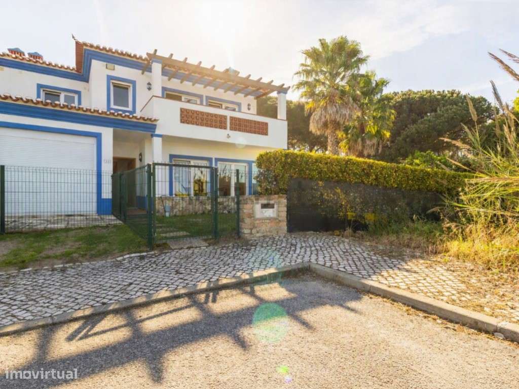 Moradia T4 com Piscina e Jardim nas margens da Lagoa-1