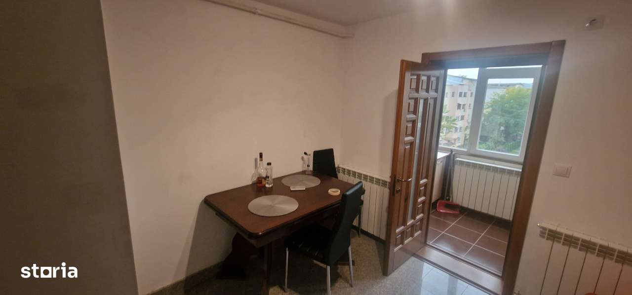 Apart. CU AMENAJARI DE LUX - 3 camere, etaj 4,  Barlad, zona : Polimed-4