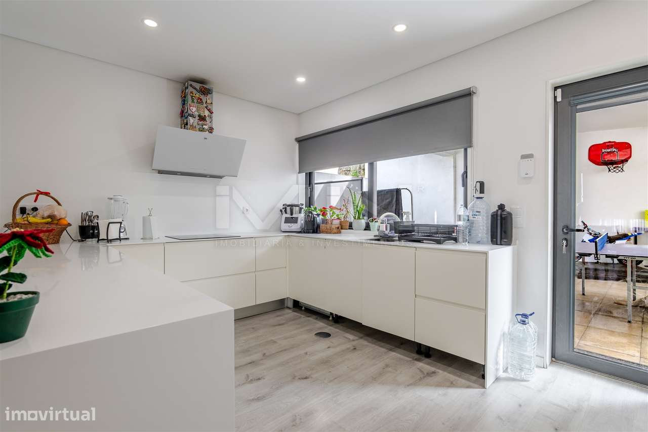 Moradia T4 de 4 Frentes: Elegância e Versatilidade a 2km do Freixo-3