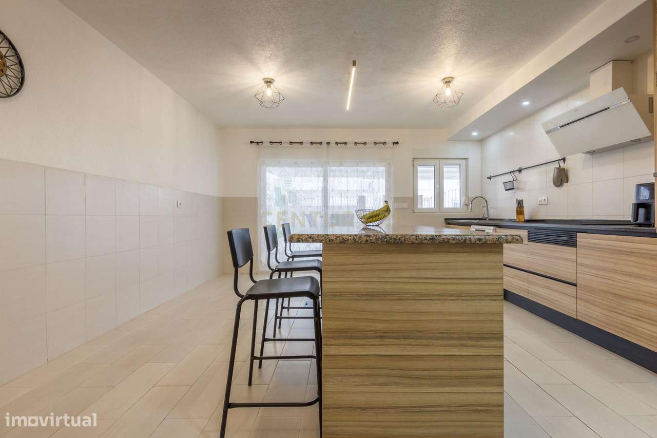 Moradia isolada  de gaveto com  5 assoalhadas num lote de 426 m2 na Qu-6