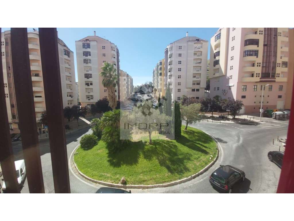 Fabuloso T4 na Radial em Odivelas com estacionamento!-31