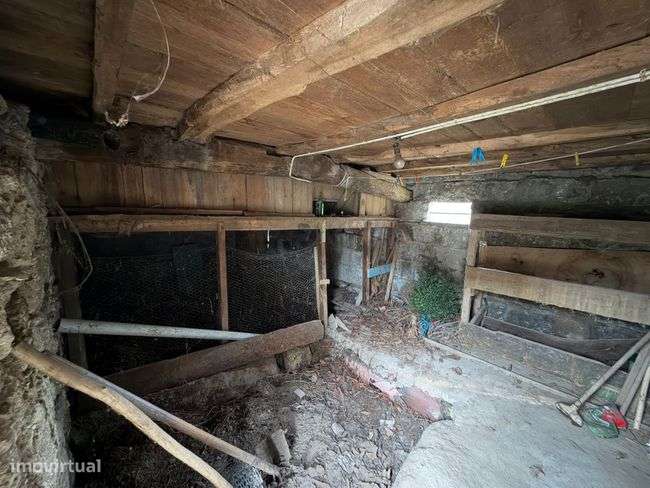 Moradia T2 para restauro sito em Verim / Povoa de Lanhoso - Grande imagem: 3/10
