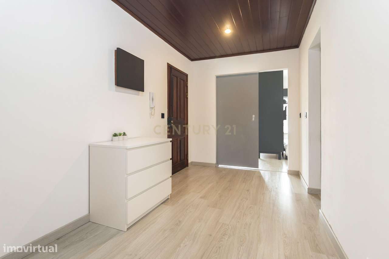 Apartamento T2 totalmente remodelado, localizado no Pinhal Novo,-8