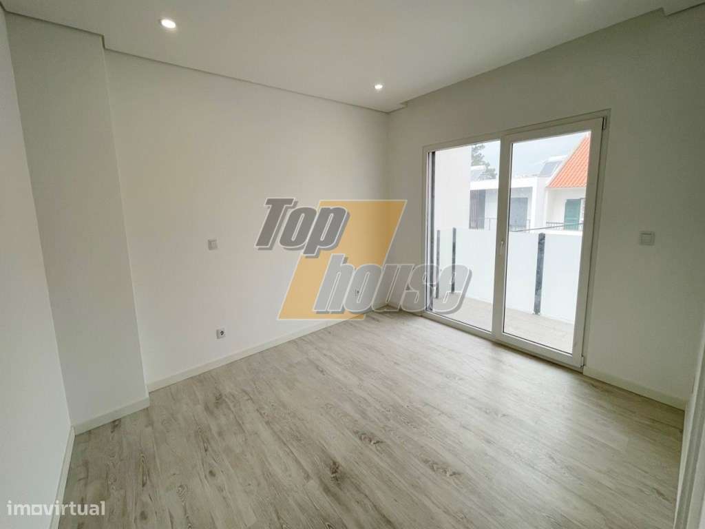 Moradia em banda V2+3 - Vale de Milhaços - Corroios - Grande imagem: 5/31