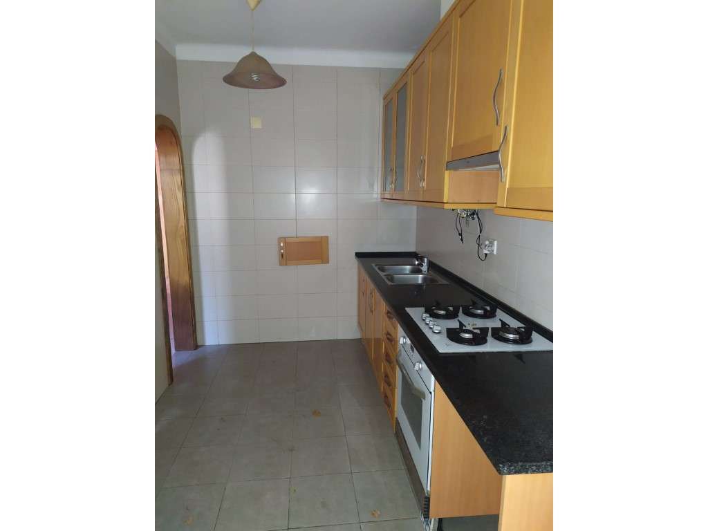 Apartamento T2 com localização privilegiada na Venteira, Amadora.-3