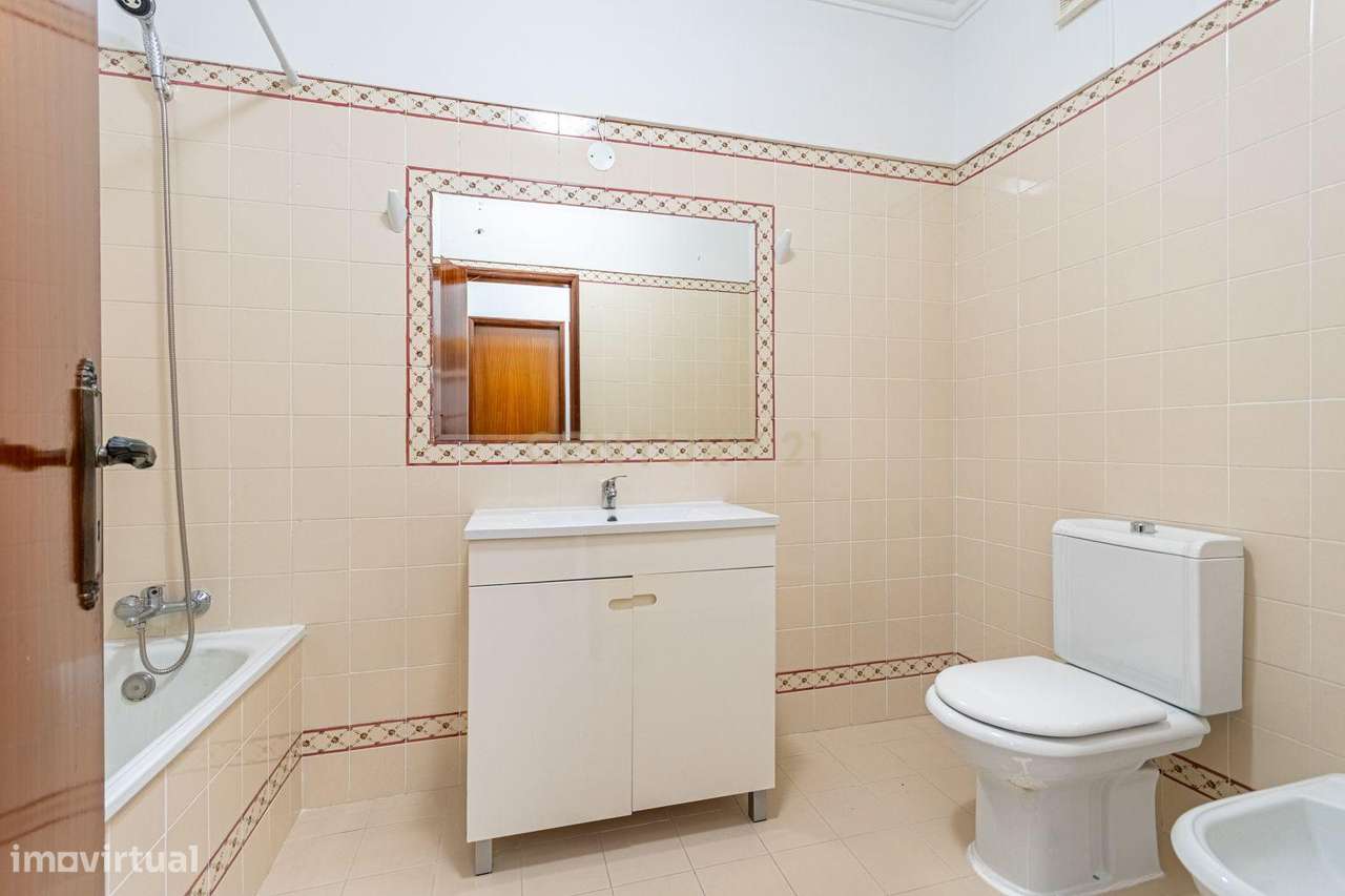Apartamento T2 à Venda em Vale Flores-9