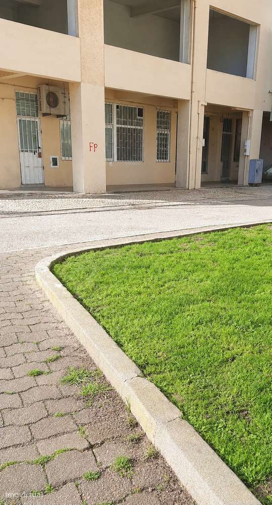Nua-Propriedade de Loja no Barreiro, 78 m², extração de fumos, 2 porta-9