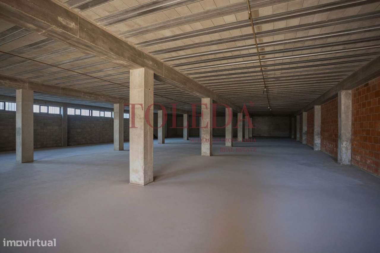 Armazém com 700m2 em zona Industrial-6