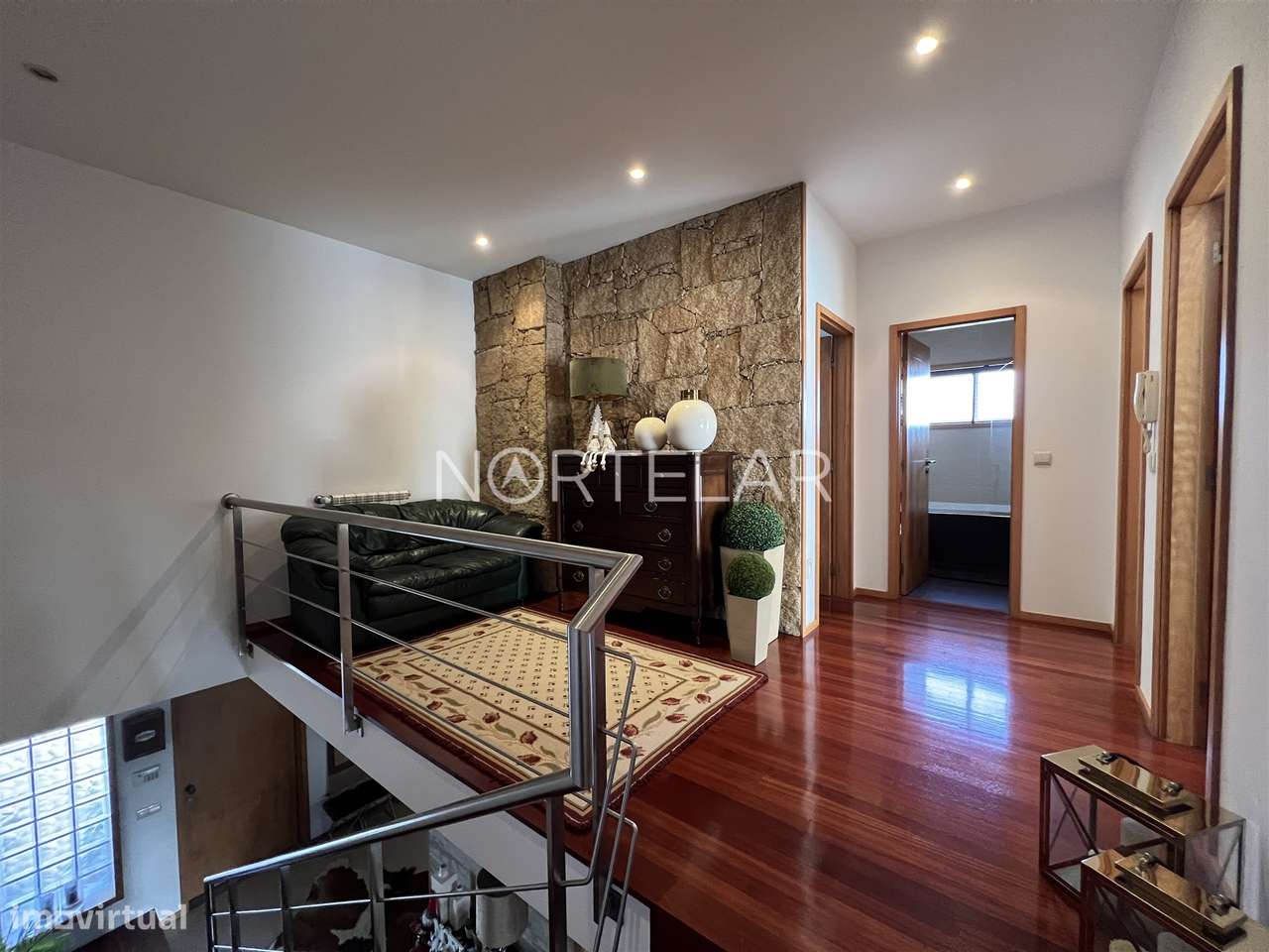 Moradia T3 com jardim e 3 frentes em Famalicão-16