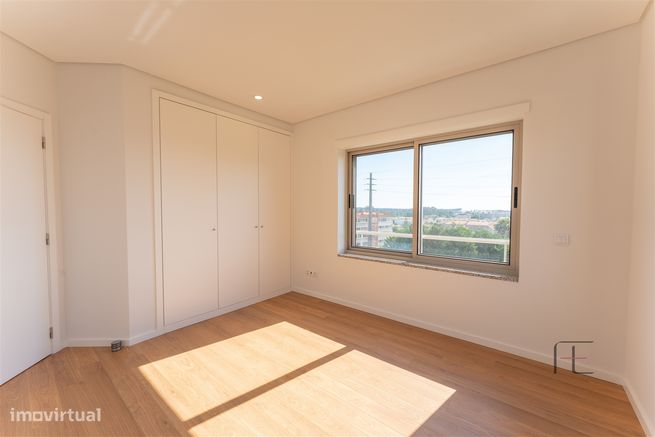 Apartamento T3 como novo, 2 lugares de garagem e 2 arrecadações, Esmor-16