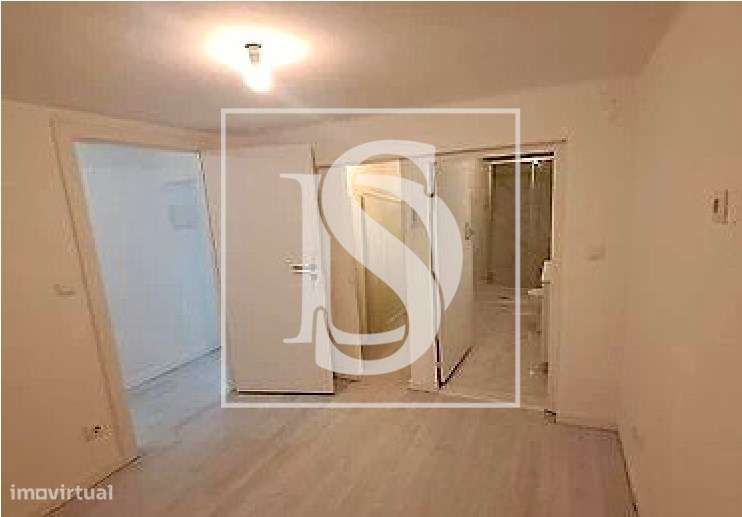 Loja remodelada e transformada em apartamento no Laranjeiro-5