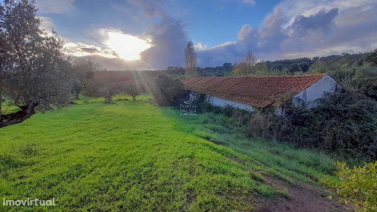 2 Armazéns e Alpendre em 2.040 m2 de Terreno.