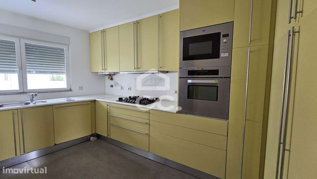 Andar de moradia V3 com terraço, localizada perto da biblioteca-7