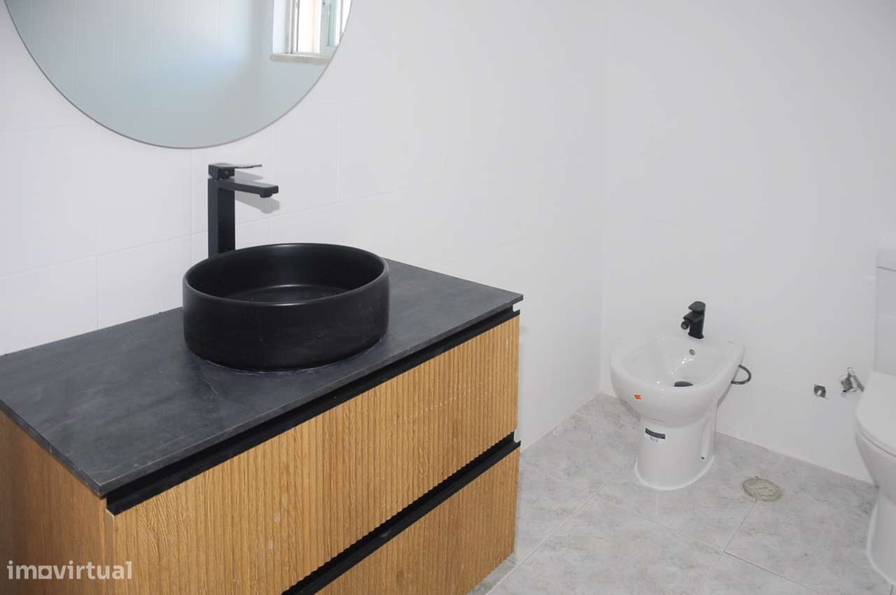 Moradia isolada de 6 assoalhadas com garagem - Zona tranquila-11