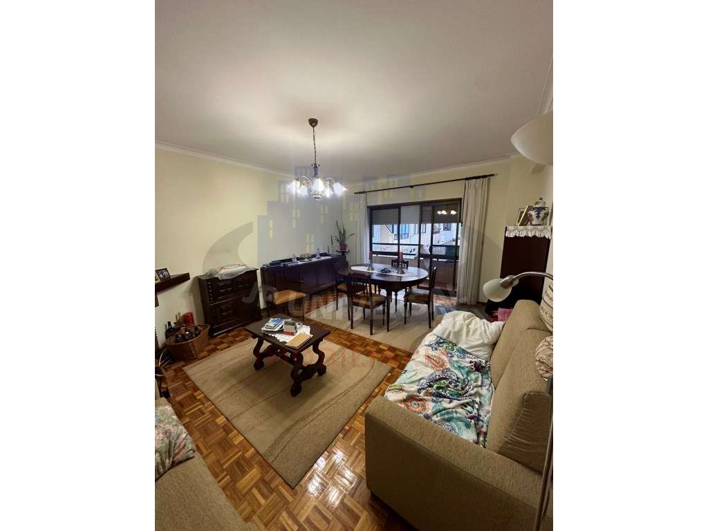 Vende-se Apartamento T3 junto à Avenida Marquês de Pombal - Grande imagem: 2/28