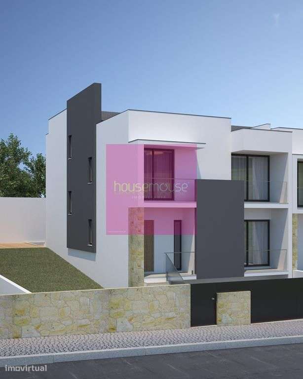 Moradia T 3 Gaveto c/ Duas Suítes em fase final de acabamentos nova - Grande imagem: 2/3