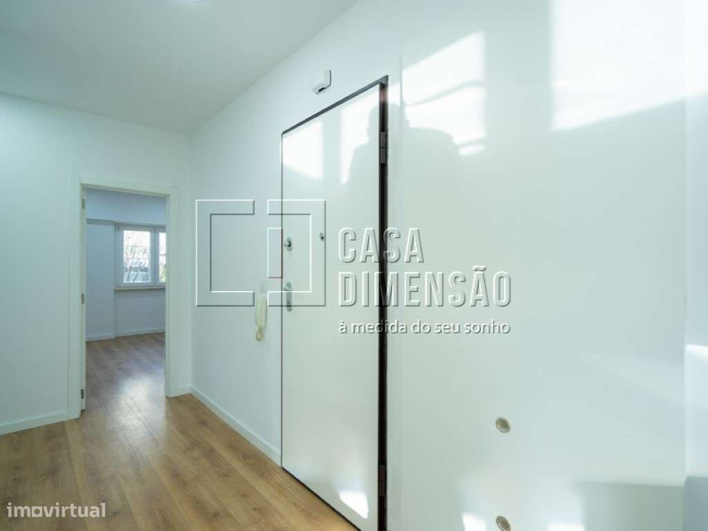 Apartamento de tipologia T3 com varanda, mobilado e equipado em Ben...-1