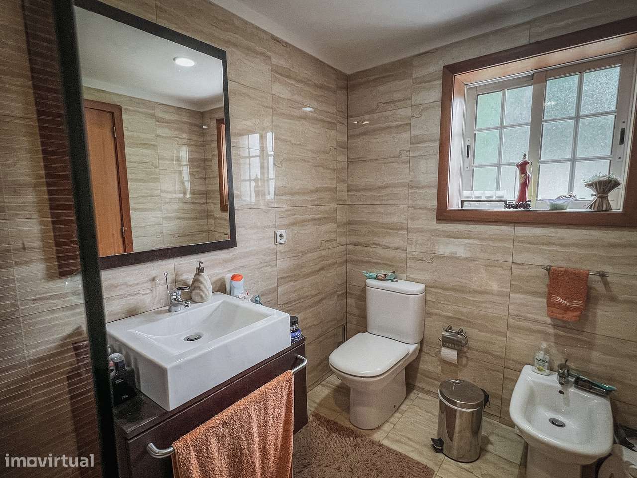 Moradia T4 no Centro de Santo Tirso com Terraço e Jardim-11