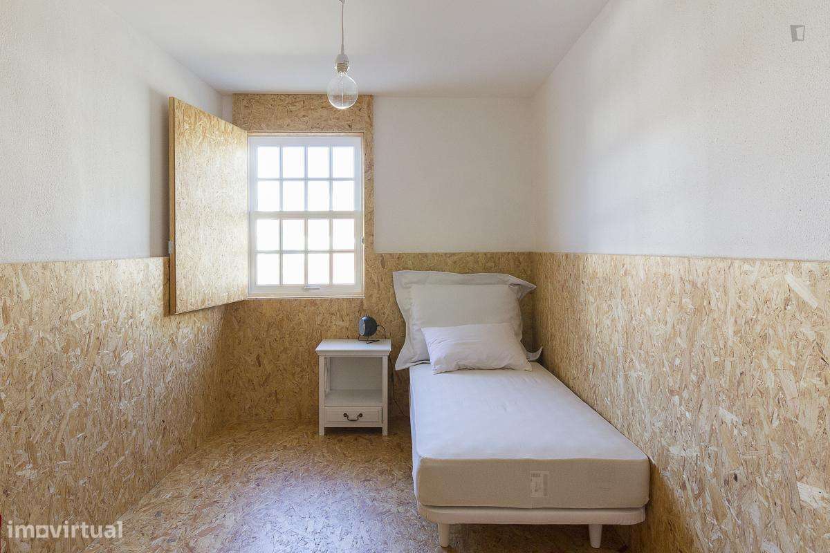 Quarto - localizado em Baixa Coimbra - Grande imagem: 3/10