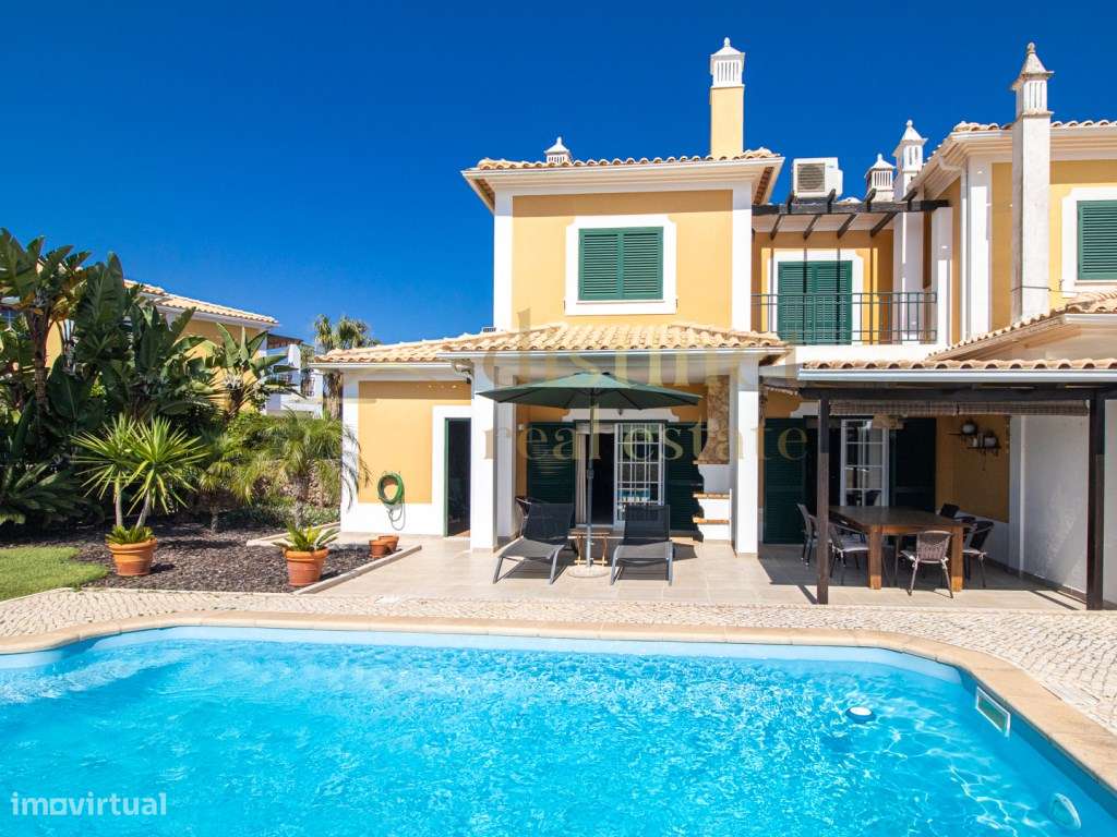 FANTÁSTICA/MORADIA EM BANDA/COM 4 QUARTOS/JARDIM & PISCINA/A APENAS...-33