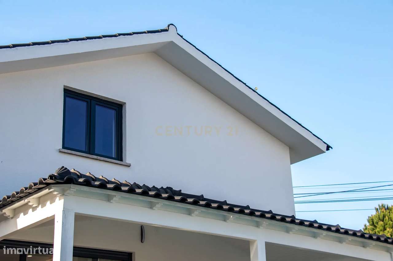 Vivendo o Sonho: Luxuosa Moradia T5 em Albarraque com Espaço de Lazer-4