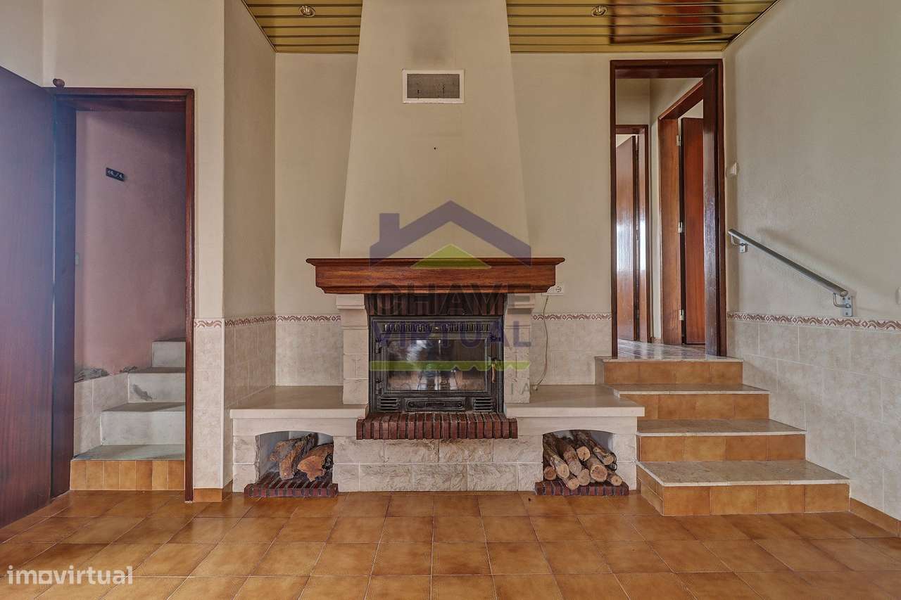 Moradia V3 com Terreno Urbano e Garagem - Seixal, Lourinhã-23