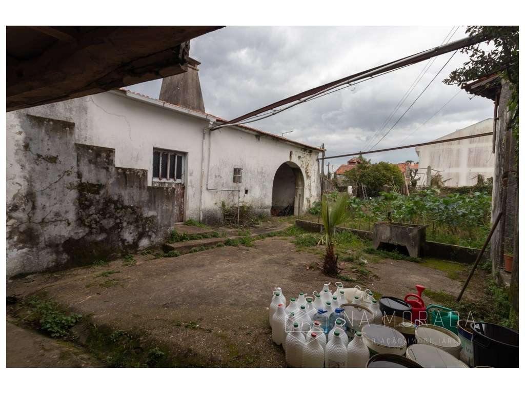 Propriedade para restauro em pleno centro de Santa Maria da Feira-5