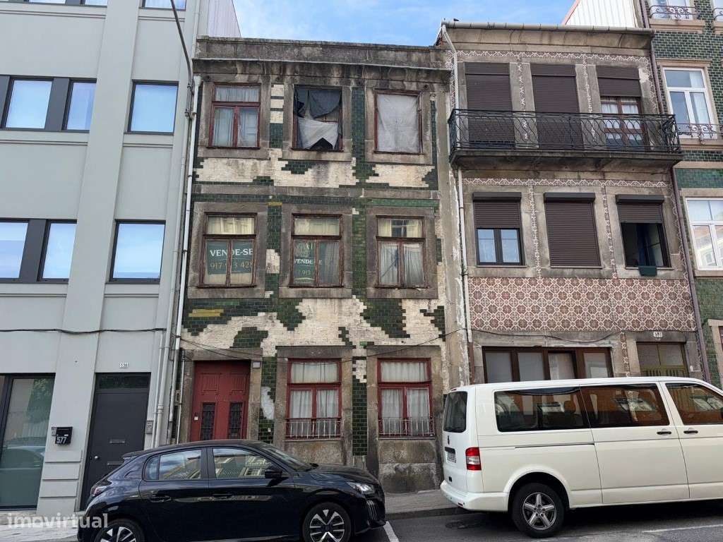 Prédio para recuperar na Rua D. João IV, em pleno centro do Porto-0