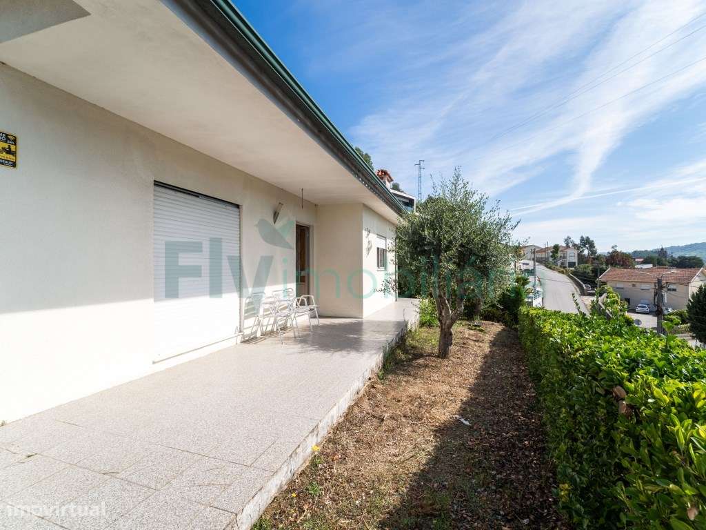 MORADIA TÉRREA COM GRANDE POTENCIAL | GARAGEM E JARDIM-24